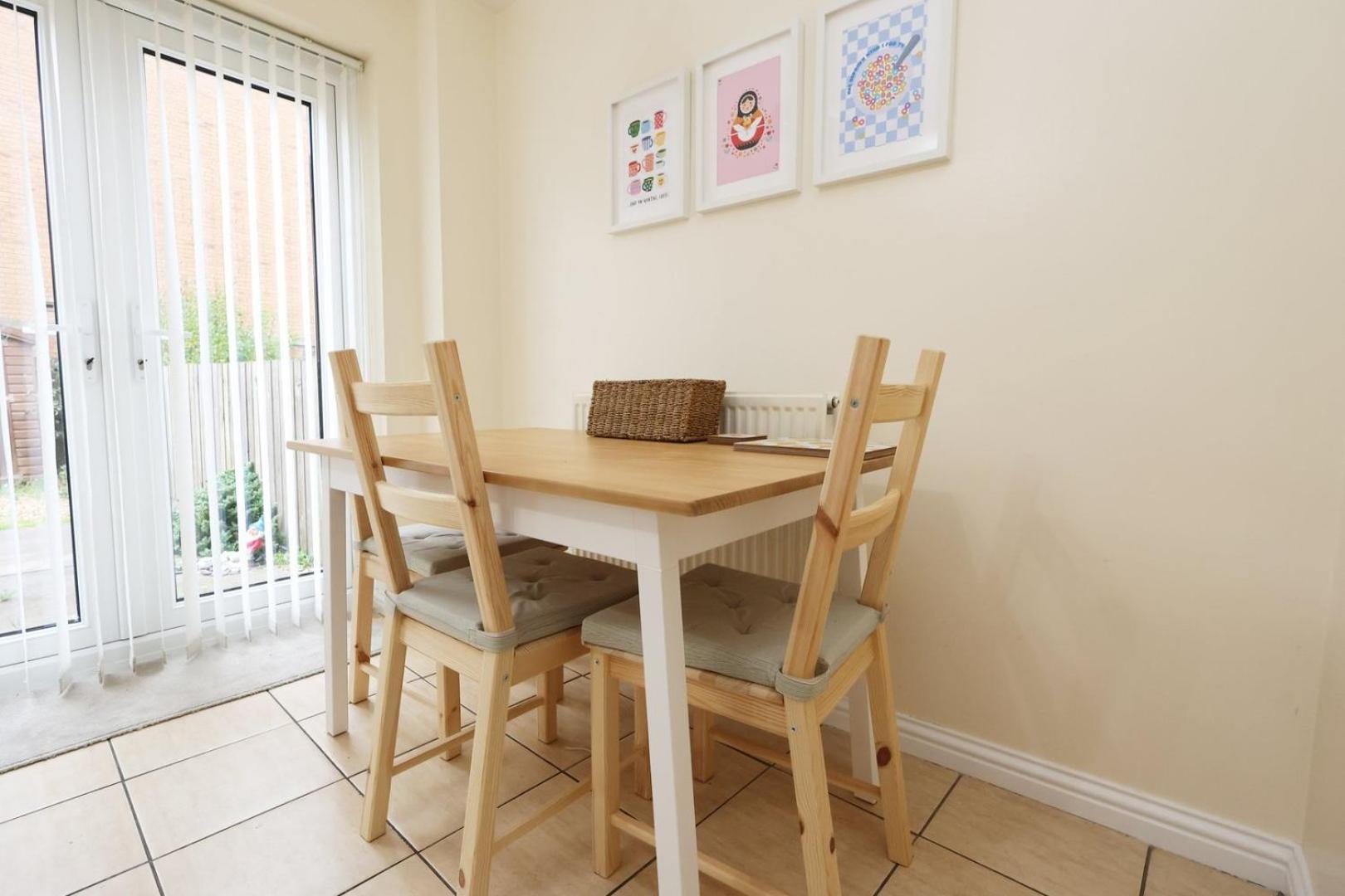 Relaxing 2-Bed Coastal Escape In Port Talbot Apartment Exterior photo