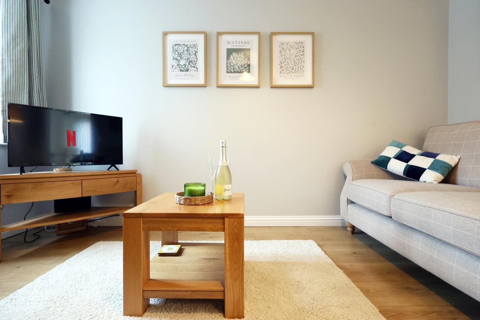 Relaxing 2-Bed Coastal Escape In Port Talbot Apartment Exterior photo
